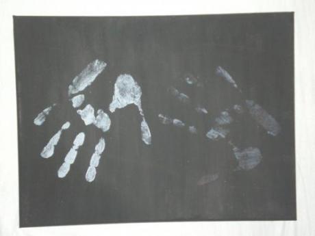 Die flüchtenden Hände - Dennis Deekas - auf - Array - Die flüchtenden Hände - Dennis Deekas - auf - Array -