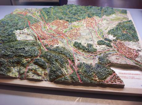 Reliefbild einer Gemeinde,einzigartig modelliert - Ottmar Gebhardt - Array auf - Array - Reliefbild einer Gemeinde,einzigartig modelliert - Ottmar Gebhardt - Array auf - Array -